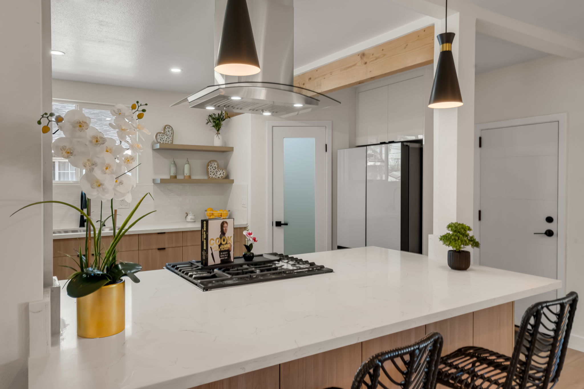 Chef’s kitchen — oversized island, gas cooktop, pendant lights
